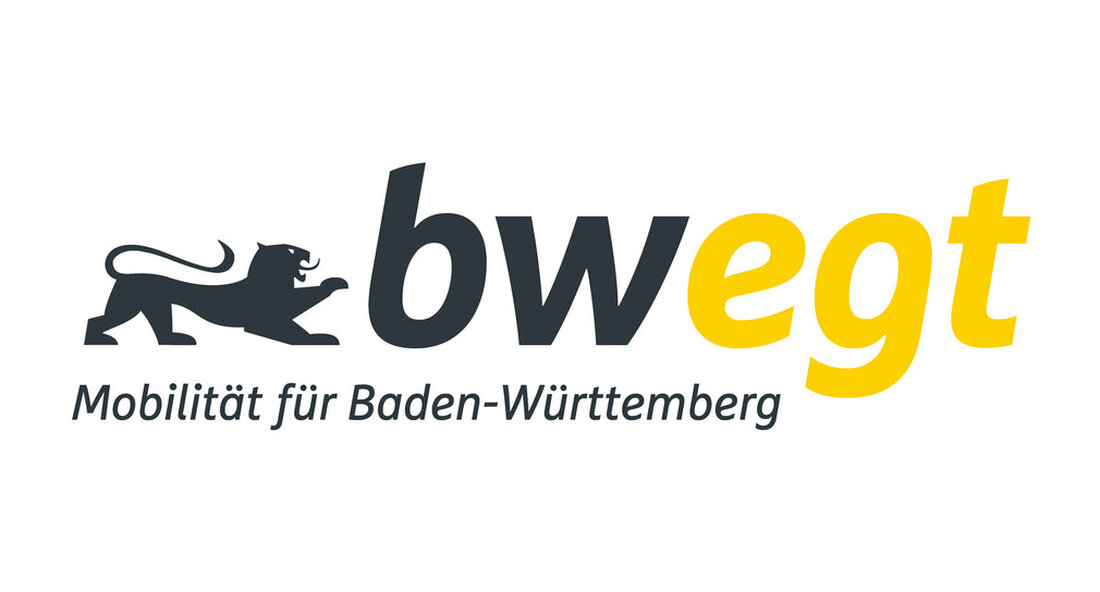 Verkehrsminister Winfried Hermann hat eine neue Kampagne vorgestellt, die den beruflichen Einstieg in die Eisenbahnindustrie fördert. Berufe im Schienenverkehr sind zukunftssicher, leisten einen wertvollen Beitrag zur Gesellschaft und bieten neue Perspektiven für Berufswechsler. Bewerben Sie sich jetzt als Lokführer und machen Sie die Reise professionell “- so lautet das Motto des Verkehrsministers Winfried Hermann Die Suche nach Personal in der Eisenbahnindustrie geht weiter. Im Rahmen einer zweiten Kampagne werden aufmerksamkeitsstarke Motive verwendet, um auf den Personalmangel oder die möglichen Kreuzungen in den Bahnberufen aufmerksam zu machen. „Wir suchen weiter! Die Koronapandemie darf nicht darüber hinwegtäuschen, dass umfassende Maßnahmen gegen den …