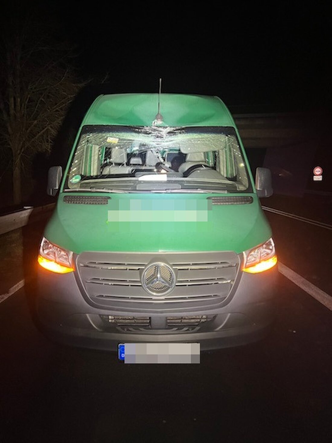 Unbekannter wirft schweren Stein von Brücke auf Transporter in Hameln. Polizei ermittelt wegen versuchtem Tötungsdelikt. Zeugen gesucht.