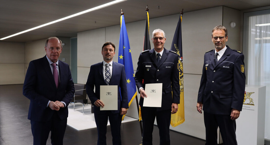 Zwei hochrangige Polizeibeamte wurden von Innenstaatssekretär Wilfried Klenk mit der stellvertretenden Dienststellenleitung der Hochschule für Polizei und des Landeskriminalamts Baden-Württemberg betraut. „Baden-Württemberg gehört seit Jahren zu den sichersten Ländern in Deutschland. Nicht zuletzt verdanken wir dies der hervorragenden Arbeit unserer Polizei. Deshalb ist es besonders wichtig, freigewordene Spitzenpositionen innerhalb der Polizei mit hochqualifiziertem Personal nachzubesetzen. Von daher freut es mich besonders, dass wir mit Jürgen von Massenbach-Bardt, als neuem stellvertretenden Leiter der Hochschule für Polizei, und Jochen Katzmann, als neuem stellvertretenden Leiter des Landeskriminalamtes, zwei absolut geeignete Beamte mit diesen Aufgaben betrauen können“, so Staatssekretär Klenk anlässlich der Einweisung der …