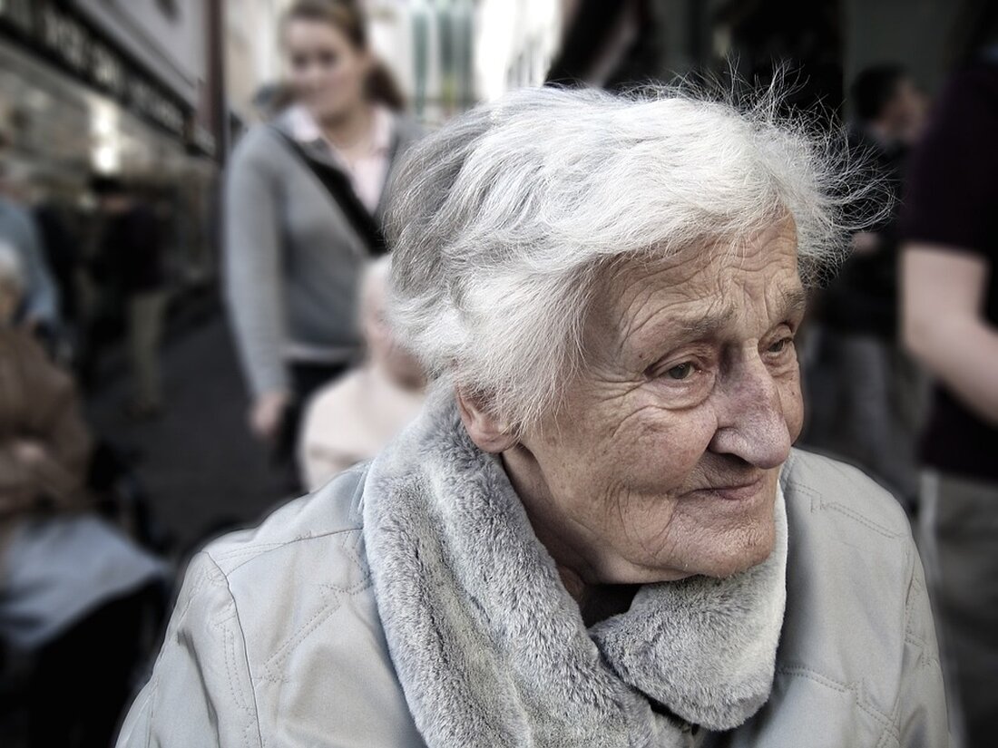 Die beliebte Sternwanderung für Senioren fand auch in diesem Jahr wieder statt. Über 200 Senioren aus verschiedenen Richtungen kamen am 28. Juni in der Senioren-Freizeitstätte Adelheid-Allee zusammen. Dort erwartete sie ein Fest mit Musik, Snacks, einem Vorspeisenbuffet und Kuchen. Die Atmosphäre war locker und bot reichlich Gelegenheit zum Austausch und zur Unterhaltung. Auf dem Gelände beteiligten sich verschiedene Gruppen und Organisationen mit Infoständen, darunter die Seniorenvertretung, die Hausbesuchslotsen, die Beauftragte für Menschen mit Behinderung und das Ehrenamtsbüro. Besonders beeindruckend waren die Kunstwerke, die in den Arbeitsgruppen der Einrichtung entstanden waren. Von Handmalerei über Basteln, Töpfern bis hin zu Stricken und …