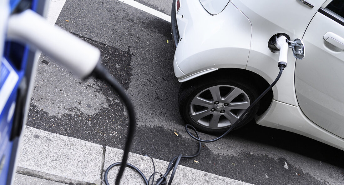 Wenn Sie Ihren elektrisch betriebenen Firmenwagen zu Hause aufladen, kann Ihr Arbeitgeber Ihnen die Kosten pauschal und steuerfrei erstatten. Auf Initiative von Baden-Württemberg werden die Flatrates ab dem 1. Januar 2021 deutlich erhöht. Wenn Sie Ihren elektrisch betriebenen Firmenwagen zu Hause aufladen, kann Ihr Arbeitgeber Ihnen die Kosten pauschal und steuerfrei erstatten. Auf Initiative Baden-Württembergs werden die Flatrates ab dem 1. Januar 2021 deutlich erhöht. &#8222;Die Elektromobilität ist ein wichtiger Bestandteil der Verkehrs- und Energiewende&#8220;, sagte Finanzminister Edith Sitzmann. &#8222;Mit den gestiegenen Flatrates schaffen wir Anreize für den Umstieg auf elektrisch angetriebene Fahrzeuge.&#8220; Deutlich höhere Flatrates ab 2021 Wenn Arbeitgeber &hellip;