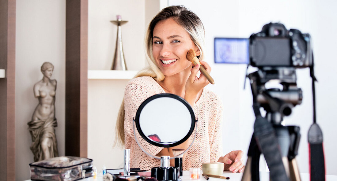 Der neue Steuerratgeber für Influencer gibt einen Überblick, welche Steuerarten in Frage kommen und ob Betroffene ihre Tätigkeit dem Finanzamt melden müssen. In den sozialen Medien gibt es immer mehr Influencer. Sie bewerben – meist gegen Geld – Produkte und Dienstleistungen von Unternehmen. Auch diese Art der Vermarktung ist ein steuerpflichtiges Geschäft. Das Finanzministerium ist daher nun eines Steuerleitfaden (PDF) für Influencer. Finanzminister Dr. Danyal Bayaz sagte: „Influencer sind eine etablierte Berufsgruppe in der digitalen Welt. Uns ist es wichtig, diese Berufsgruppe zu erreichen. Denn auch sie müssen unter Umständen Steuern zahlen. Der neue Steuerratgeber zeigt Ihnen, was Sie beachten …