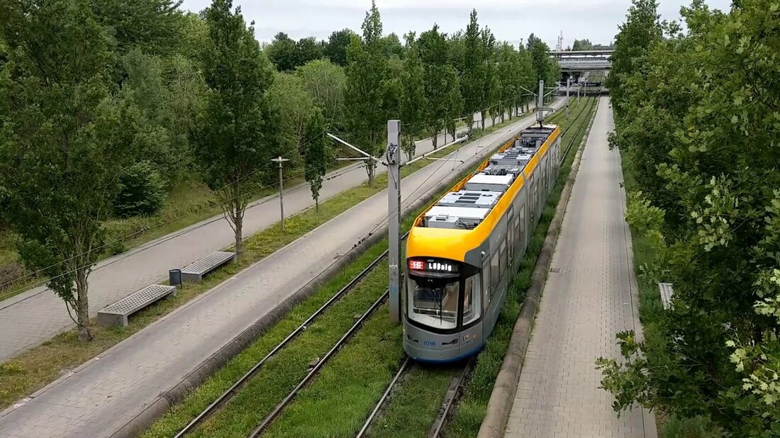 Die Messegelände im Norden von Leipzig ist der Endpunkt der Straßenbahnlinie 16. Von hier führt die Linie nach Lößnig im Süden von Leipzig. Im Video sehen Sie ankommende und abfahrende Züge, den Betrieb an der Wendeschleife und den Bereich um die Haltestelle mit den modernen Gebäuden der Leipziger Messe. . Youtube-Link