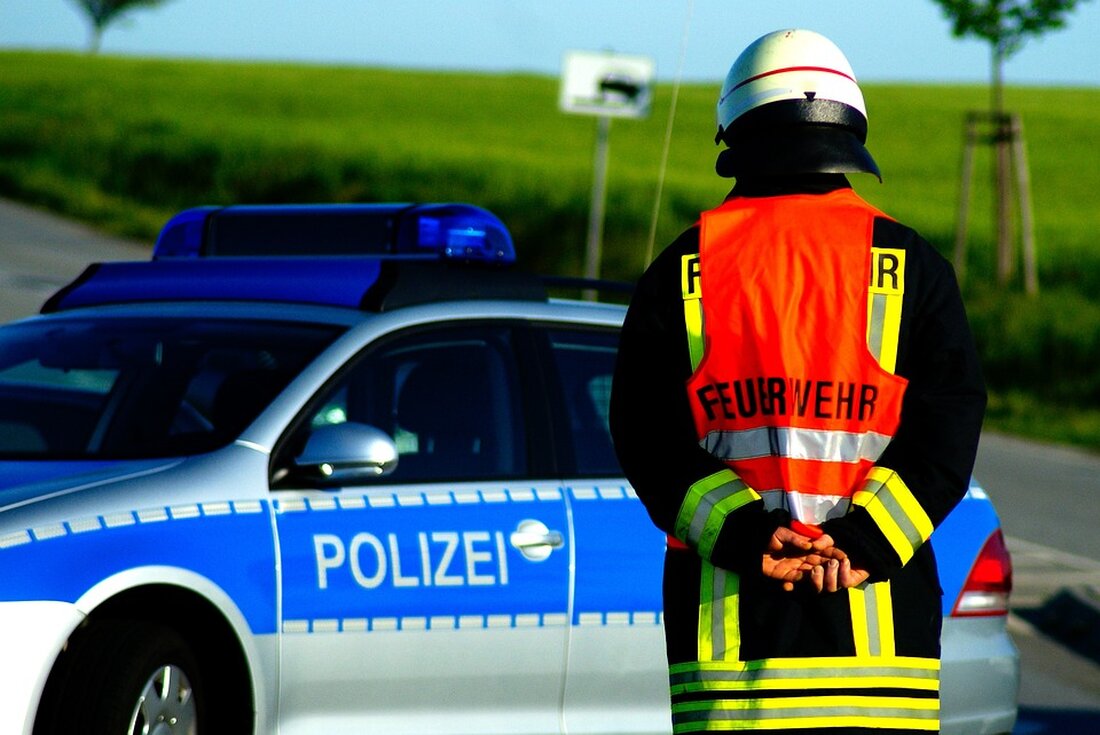 ##Straßensperrung beendet Die Bauarbeiten an der Bundesstraße B182 in Vogelgesang sind abgeschlossen. Nach einer dreimonatigen Bauphase wurde die Straße am Freitagnachmittag für den Verkehr freigegeben. Der Bauabschnitt erstreckte sich über eine Länge von etwa 740 Metern und umfasste eine grundhafte Erneuerung der Fahrbahn sowie die einseitige Erneuerung des Gehwegs. Das Unternehmen Ezel GmbH setzte alle verfügbaren Ressourcen ein, um die Bauarbeiten rechtzeitig abzuschließen. Am Dienstagvormittag waren noch Restarbeiten zu erledigen. Mehrere Baggerführer waren dabei beschäftigt, die Seitenränder zu verfüllen und Baumaterialien zu entfernen. In den frisch gepflasterten Gehwegen wurde Steinsand eingestreut. Bis zum Freitag wurde damit gerechnet, dass die Bauarbeiten …