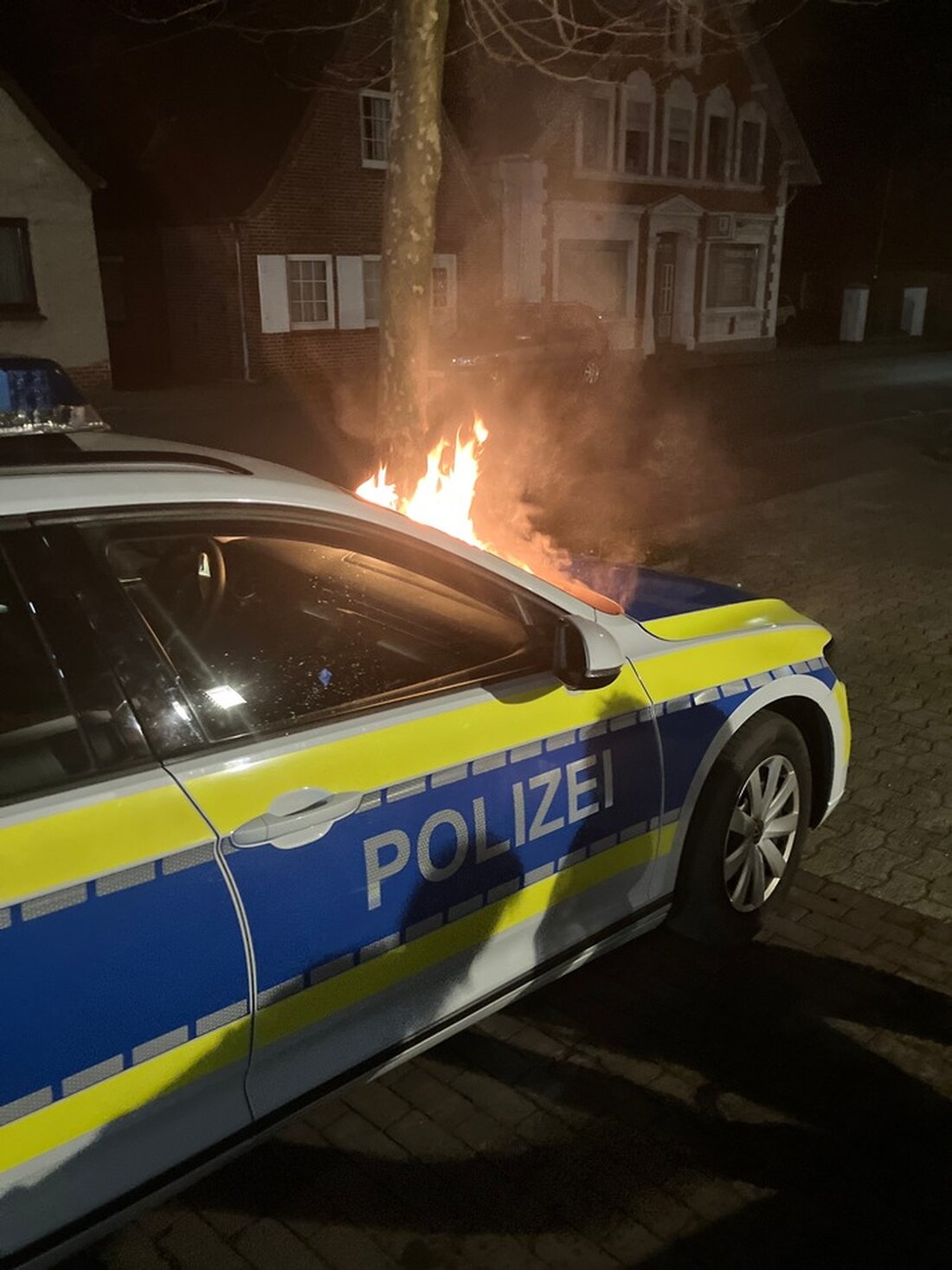 Streifenwagen in Bremervörde absichtlich in Brand gesetzt. Polizei ermittelt, 22-Jähriger als Tatverdächtiger identifiziert.