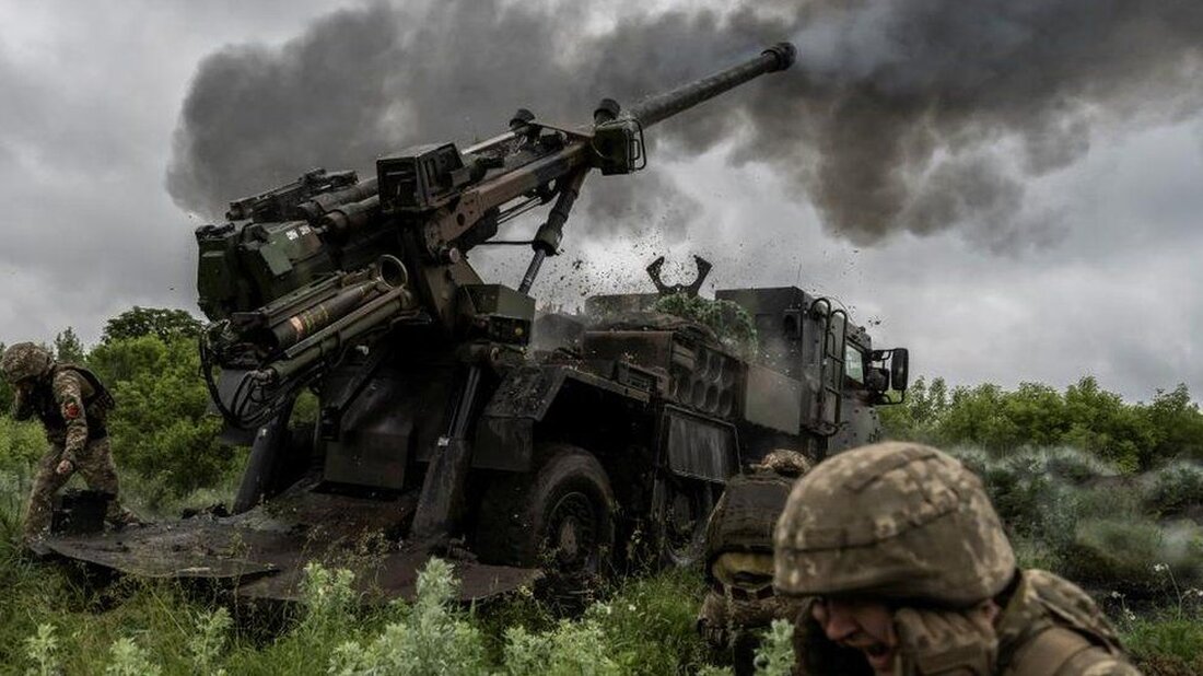 Das Weiße Haus hat bestätigt, dass die Ukraine US-Streubomben gegen russische Streitkräfte im Land einsetzt. Der Sprecher der nationalen Sicherheit, John Kirby, sagte, erste Rückmeldungen deuteten darauf hin, dass sie „effektiv“ bei russischen Verteidigungspositionen und -operationen eingesetzt würden. Streubomben zerstreuen mehrere Bomben und sind aufgrund ihrer Bedrohung für die Zivilbevölkerung in mehr als 100 Staaten verboten. Die USA erklärten sich bereit, sie zu liefern, um die ukrainische Munitionsversorgung zu erhöhen. Die Ukraine hat versprochen, dass die Bomben nur dazu verwendet werden, Konzentrationen russischer feindlicher Soldaten zu vertreiben. „Sie nutzen sie angemessen“, sagte Herr Kirby. „Sie nutzen sie effektiv und haben …