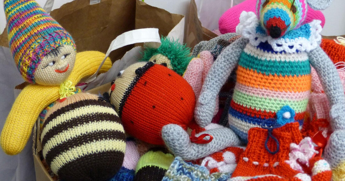 Stricken, nähen, basteln mit den „Leipziger Strickomis“ Am 14. Dezember 2022 können Kinder von sechs bis zwölf Jahren im Stadtbüro wieder mit den „Leipziger Strickomis“ stricken, häkeln, nähen oder basteln. Gestrickte Geschenke &#8211; eine generationenübergreifende Geste von Leipziger Seniorinnen Während die Eltern vielleicht die Gelegenheit nutzen, ein paar Weihnachtsgeschenke zu besorgen, kann der Nachwuchs in dieser Zeit etwas Selbstgemachtes zum Verschenken fertigen. Das Angebot ist kostenfrei. Da die Plätze begrenzt sind, ist eine vorherige Anmeldung über E-Mail fib@leipzig.de oder per Telefon 0341 123-2599 unbedingt erforderlich. Seit zehn Jahren stricken und nähen viele fleißige Seniorinnen für Leipziger Babys kleine Schuhchen, Mützen, &hellip;
