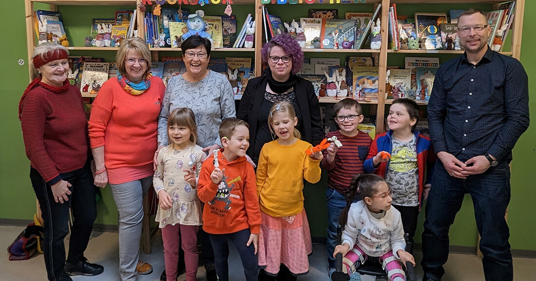 Rund 90 aktive Seniorinnen stricken, häkeln und nähen seit Jahren für die neugeborenen Leipzigerinnen und Leipziger und ihre Geschwister. Für Ostern haben jetzt knapp 20 der emsigen Damen die unterschiedlichsten Häschen gestrickt und gehäkelt – Fingerpüppchen, Kuschelhäschen und Häschen zum…