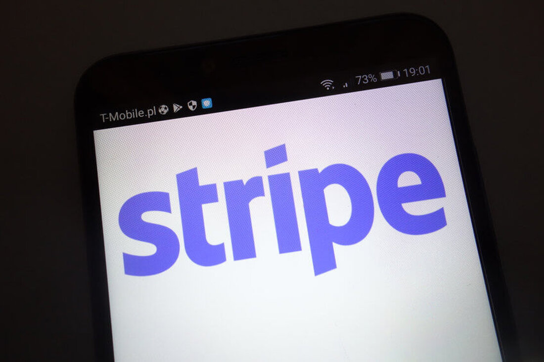Stripe hat die Übernahme des Stablecoin-Unternehmens Bridge im Wert von 1,1 Milliarden US-Dollar abgeschlossen. Das Unternehmen stellte im April die Unterstützung für Krypto-Zahlungen wieder her und fügte im Oktober 2024 USDC für Ethereum, Solana und Polygon hinzu. Stripe hat die Übernahme von Bridge abgeschlossen, einer Stablecoin-Plattform, die Unternehmen dabei hilft, Zahlungen in Stablecoins zu akzeptieren. Laut TechCrunch-Gründer Michael Arrington hat Stripes Deal für Bridge einen Wert von 1,1 Milliarden US-Dollar und ist der bisher größte des Fintech-Unternehmens. Der TechCrunch-Gründer geteilt die Nachrichten über X. Die Übernahme von Bridge durch Stripe erfolgt, nachdem letzte Woche Berichte über Gespräche über einen Deal …