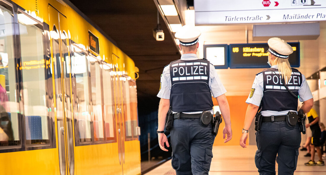 Innenminister Thomas Strobl unterstützt die Entscheidung des Bundeskanzlers und der Regierungschefs der Bundesländer, die Koronapandemie einzuschränken. Er kündigte auch strenge Kontrollen an. Zum Entscheidung des Bundeskanzlers und der Regierungschefs der Bundesländer erklärte der stellvertretende Ministerpräsident und Innenminister Thomas Strobl:: „Die gefassten Resolutionen gehen genau in die richtige Richtung. Von den Menschen in unserem Land wird viel erwartet – dies ist natürlich notwendig, um einen akuten nationalen Gesundheitsnotfall, eine Überlastung der Kliniken und zahlreiche Todesfälle zu vermeiden. Es wäre falsch gewesen, die Pandemie einfach loszulassen. Das war und ist genau meine Linie: Die Kontakte für einen begrenzten Zeitraum drastisch zu reduzieren, …