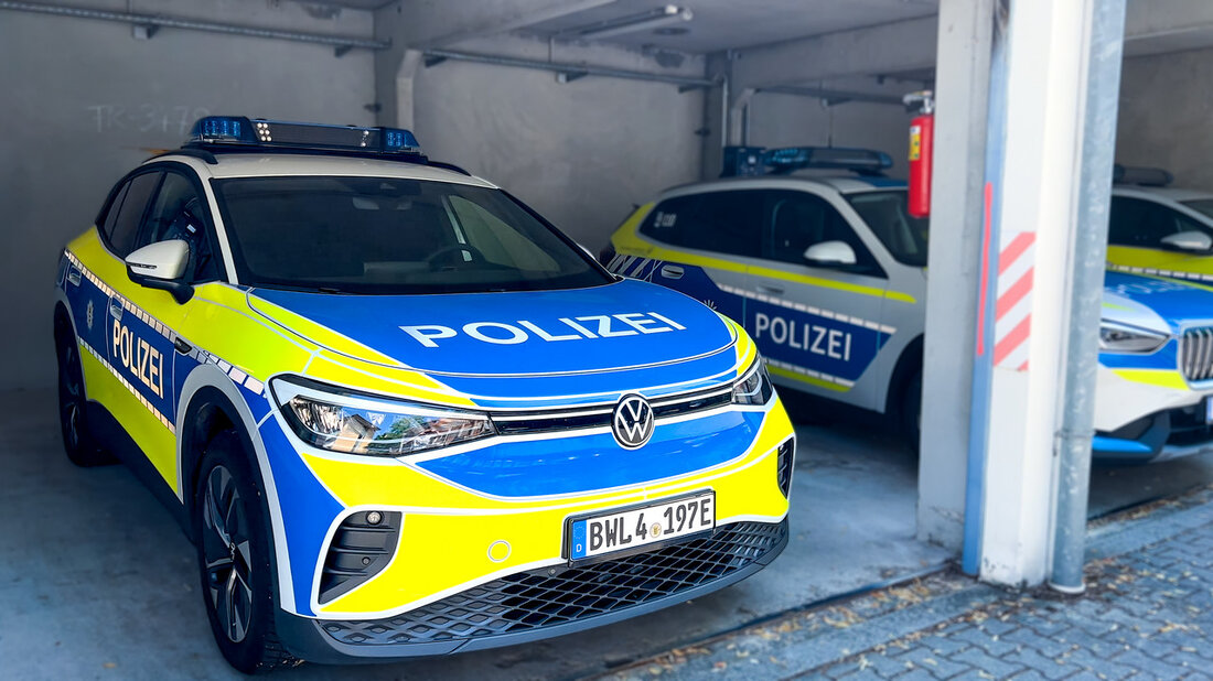 Innenminister Thomas Strobl hat das Innovation Lab in Kehl besucht, um sich über die neuesten Entwicklungen in der Polizeitechnologie zu informieren. Das Innovation Lab in Kehl ist ein entscheidender Schritt für den polizeilichen Erfolg und trägt zur Sicherheit der Menschen in Baden-Württemberg bei. Laut Minister Strobl hat Baden-Württemberg seit Jahren einen Spitzenplatz bei der Inneren Sicherheit und ist ein sicheres Bundesland. Um diesen Status zu erhalten, setzt das Land auf modernste Polizeitechnik. Das Innovation Lab, kurz iLab genannt, ermöglicht es, technische Innovationen schnell auf ihre Praxistauglichkeit im Alltag der Polizei zu testen. Dabei wird auf Weitblick, Erfindergeist und den Mut, …