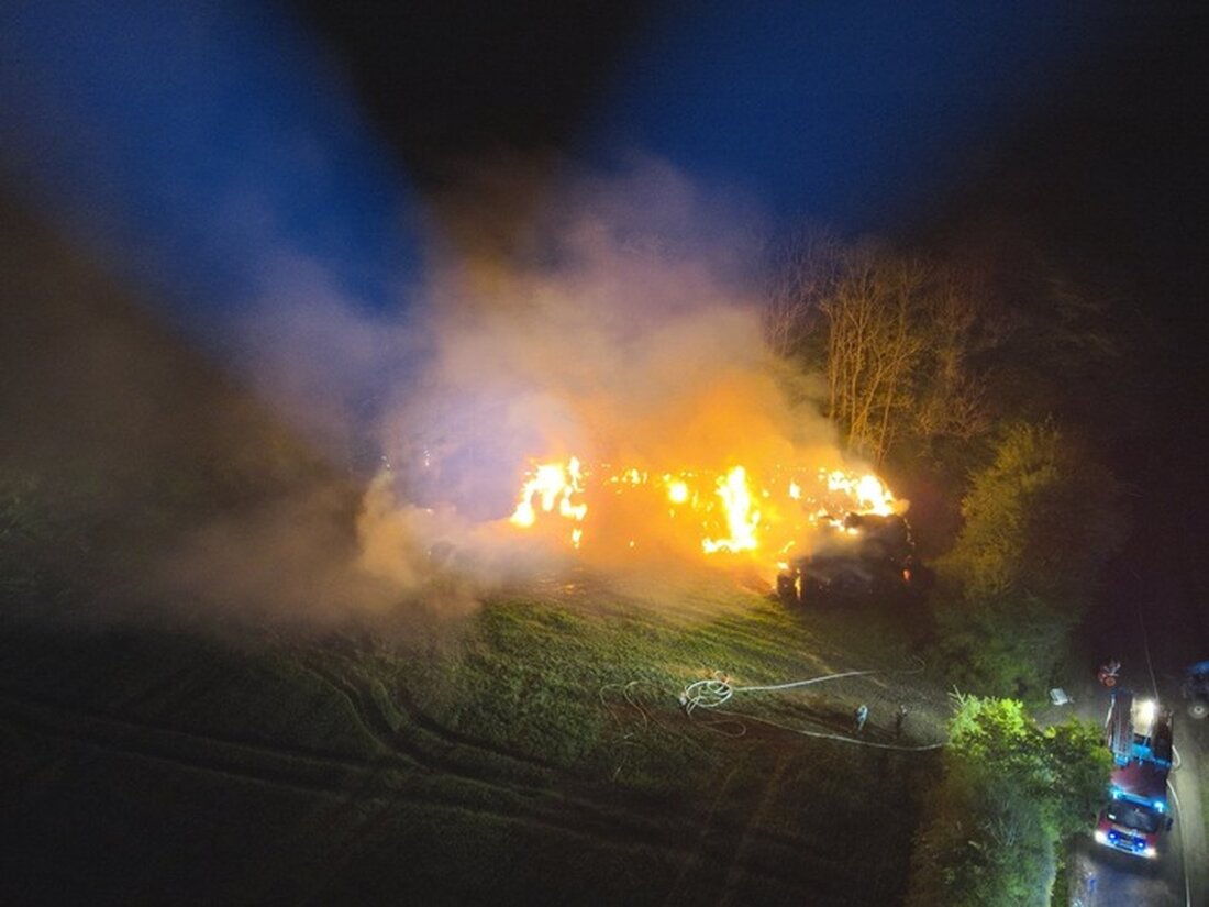 Unbekannte zündeten 200 Strohballen in Lippborg an. Polizei sucht Zeugen für die Brandstiftung. Hinweise unter 02921/91000.