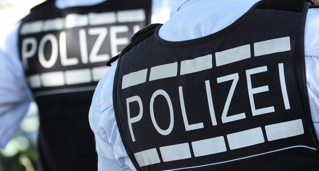 Aufgrund der Koronapandemie dreht sich beim diesjährigen Karneval alles um Vernunft. Zu Beginn der „großen Tage“ gab es kaum Verstöße gegen die Corona-Verordnung. Für Innenminister Thomas Strobl ist die Altweiberfastnacht 2021 ein Beweis dafür, wie solidarisch Dummköpfe sind. „Ohne besondere Zwischenfälle“, sagte der Innenminister Thomas Strobl gestrige Altweiberfastnacht. Mit dem „Schmotzigen Dunschtig“ beginnt die eigentliche Karnevalssaison nicht nur in schwäbisch-alemannischer Sprache. Wo die Polizei normalerweise mit der Sicherheit bei verschiedenen Ereignissen beschäftigt ist, lag der Schwerpunkt in diesem Jahr ausschließlich auf dem Infektionsschutz. Dumme Assoziationen und Gilden geben Mut „Ich freue mich sehr über den vorherrschenden gesunden Menschenverstand unter den …