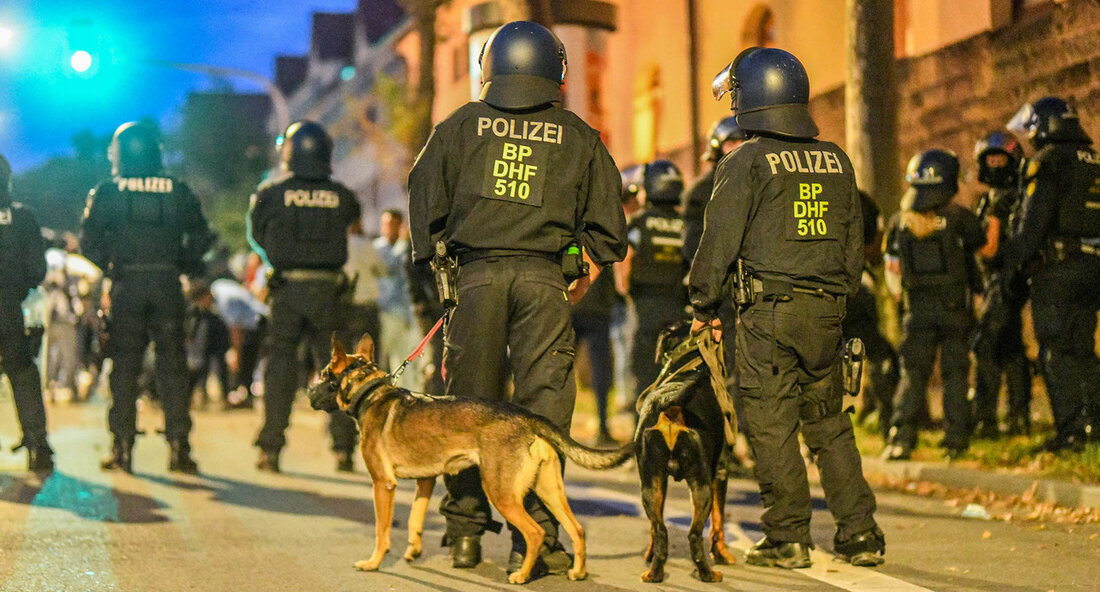 Gewalttätige Ausschreitungen bei einem eritreischen Verein: Ministerpräsident Winfried Kretschmann und Innenminister Thomas Strobl verurteilen die Angriffe und bedanken sich bei der Polizei Stuttgart, 18. September 2023 – Die jüngsten Ausschreitungen bei einer Veranstaltung eines eritreischen Vereins in Stuttgart haben zu einem Aufschrei in der Politik geführt. Ministerpräsident Winfried Kretschmann und Innenminister Thomas Strobl haben die Gewalt verurteilt und den Polizistinnen und Polizisten gedankt, die bei dem Einsatz verletzt wurden. Ministerpräsident Kretschmann äußerte sich zu den Vorfällen: „Die Bilder der brutalen Ausschreitungen mit gezielten Angriffen gegen die Polizei verstören und sind völlig inakzeptabel. Wir dulden nicht, dass Konflikte aus anderen Ländern …