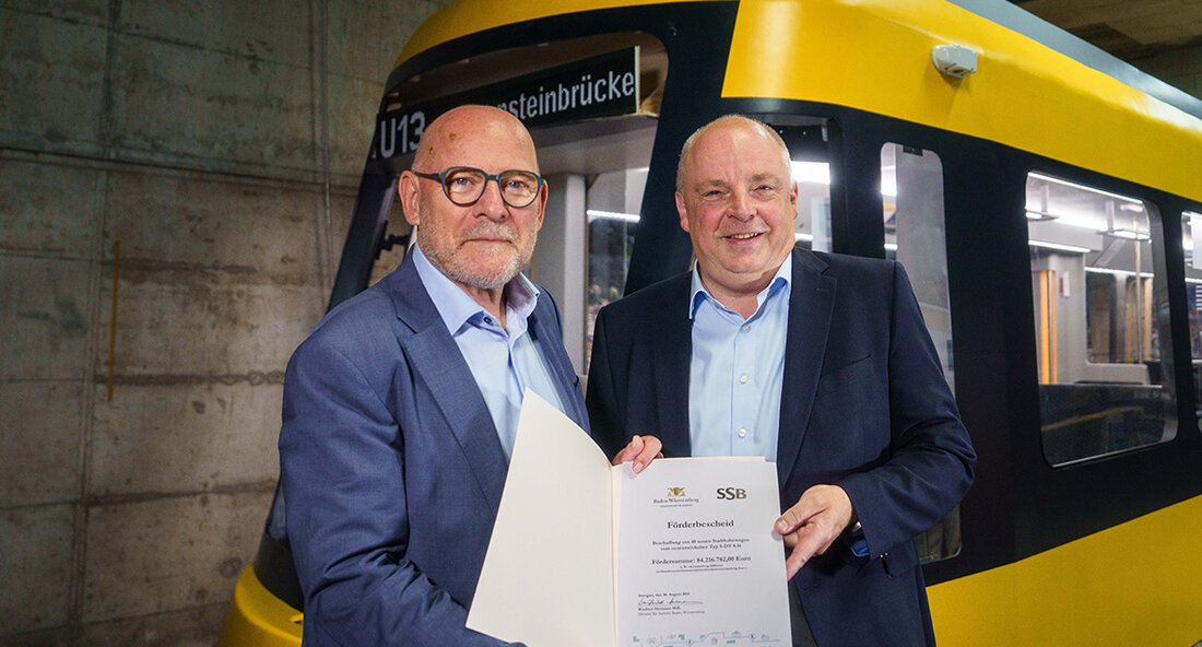 Stuttgart investiert in nachhaltigen öffentlichen Nahverkehr: 40 neue Stadtbahnwagen für die SSB Die Stuttgarter Straßenbahnen AG (SSB) wird mit Unterstützung des Landes Baden-Württemberg in Höhe von 84 Millionen Euro 40 neue Stadtbahnwagen des neu entwickelten Typs S-DT 8.16 anschaffen. Bei einem feierlichen Anlass in der Hauptwerkstatt Stuttgart-Möhringen übergab Verkehrsminister Winfried Hermann den Förderbescheid. Diese Investition soll nicht nur den Komfort für die Fahrgäste erhöhen, sondern auch den Umstieg vom Auto auf öffentliche Verkehrsmittel attraktiver gestalten. Mit den neuen Stadtbahnwagen wird die SSB ihre Flotte erweitern und modernisieren, um den wachsenden Anforderungen ihrer Fahrgäste gerecht zu werden. Die neuen Fahrzeuge bieten …