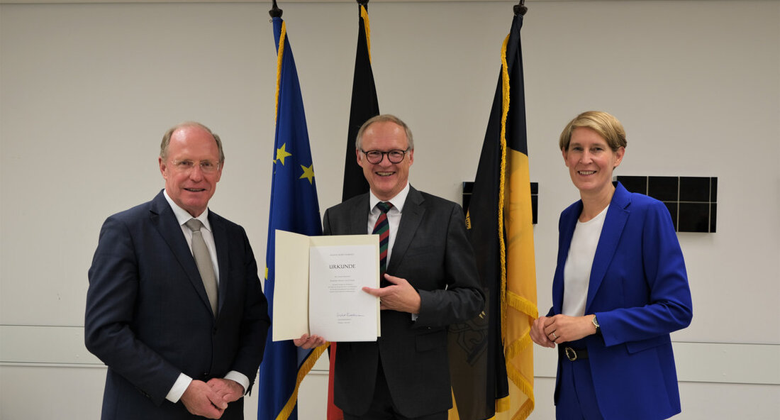 Der stellvertretender Leiter des Landespolizeipräsidiums Baden-Württemberg, Dietrich Moser von Filseck, wurde in den Ruhestand verabschiedet. Dietrich Moser von Filseck war in vielen Spitzenfunktionen der Polizei Baden-Württemberg tätig. „Es gibt nur wenige Persönlichkeiten bei der Polizei Baden-Württemberg, die mit einem derartigen Fachwissen in sämtlichen Themenbereichen der Polizei aufwarten können wie der Leitende Ministerialrat Dietrich Moser von Filseck. Er gilt allgemein als ausgewiesener Jurist und Stratege, gerade auch aufgrund seiner stets überlegten, verbindlichen und unaufgeregten Art, wenn es darum geht, Entscheidungen zu treffen. Vor allem seine sozialen Kompetenzen sind es, die Menschen an ihm schätzen. Nicht von ungefähr beschreiben ihn seine Wegbegleiterinnen &hellip;