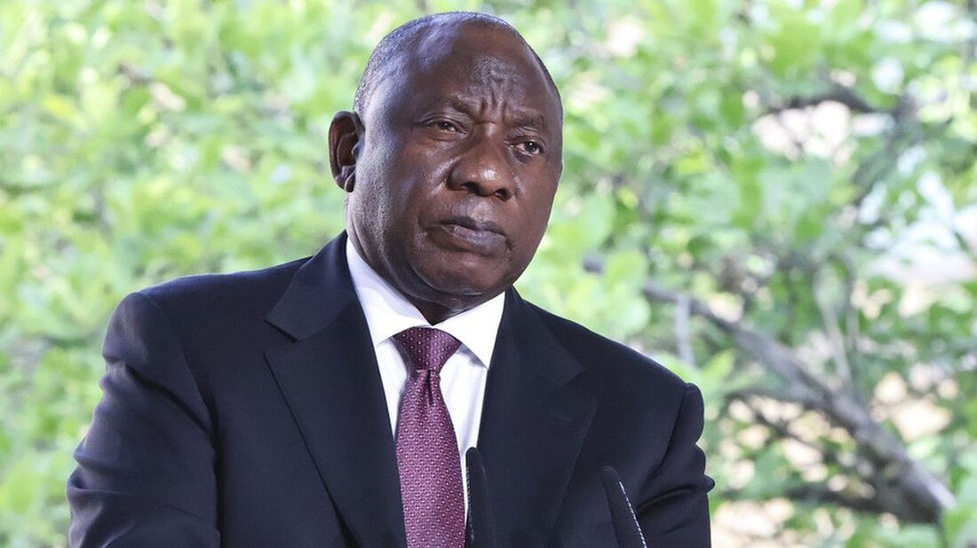 Eine unabhängige Untersuchung habe keine Beweise dafür gefunden, dass Südafrika Waffen an Russland geliefert habe, sagte Präsident Cyril Ramaphosa. Das Gremium wies Behauptungen des US-Botschafters in Südafrika zurück, dass im vergangenen Dezember in Kapstadt ein russisches Schiff mit Munition und Waffen beladen worden sei. Die Vorwürfe hatten Fragen zur erklärten Neutralität des Landes im Krieg mit der Ukraine aufgeworfen. Herr Ramaphosa sagte, es habe der Währung und dem Ruf des Landes geschadet. „Das Gremium kam zu dem Schluss, dass es keine Beweise für die Behauptung gab, dass das Schiff Waffen aus Südafrika für Russland transportierte“, sagte der Präsident am Sonntag …