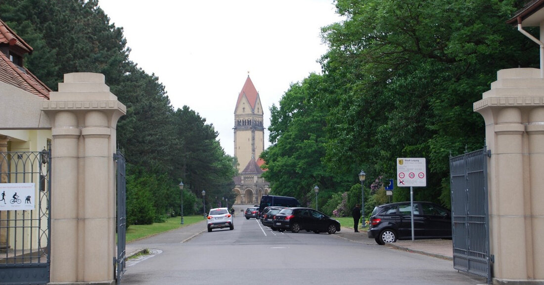 Südfriedhof: Trauerfeiern im Klostergarten unter freiem Himmel Auf dem Leipziger Südfriedhof gibt es ab jetzt die Möglichkeit, den Klostergarten für Trauerfeiern unter freiem Himmel zu nutzen. Der östliche Innenhof des Trauerhallenkomplexes wurde in den letzten Monaten umgestaltet, wobei die neoromanische Architektur des Klosters Maria Laach in der Eifel als Inspiration diente. Das Amt für Stadtgrün und Gewässer investierte etwa 120.000 Euro in das Projekt, einschließlich Sanierungsarbeiten an bestehenden Gebäuden. Klostergarten besticht durch sein besonderes Ambiente Der Klostergarten bietet eine einzigartige Atmosphäre und ermöglicht somit eine individuelle Abschiednahme. Der rund 500 Quadratmeter große Innenhofgarten bietet von April bis Oktober Platz für …