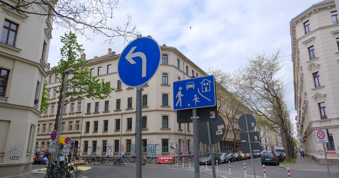 Superblocks Leipzig e. V. und die Stadt Leipzig eröffnen das erste Superblock-Pilotprojekt Im Rahmen der Velo-City-Konferenz 2023 eröffnen der Superblocks Leipzig e. V. und die Stadt Leipzig ein erstes Pilotprojekt in Volkmarsdorf. Bei Superblocks erfolgt eine Verkehrsberuhigung von Wohnquartieren, indem der Durchgangsverkehr gehindert und zurück auf Hauptverkehrsstraßen geleitet wird. Ziel ist eine verbesserte Verkehrssicherheit und eine bessere Aufenthaltsqualität. © Stadt Leipzig/sf Eröffnung des verkehrsberuhigten Bereichs unter anderem mit Baubürgermeister Thomas Dienberg und Mitgliedern des Superblocks Leipzig e. V. © Stadt Leipzig/sf Der erste Abschnitt besteht aus einer Kombination aus verkehrsberuhigtem Bereich und einer Diagonalsperre, welche auf der Kreuzung Hildegardstraße/ Ludwigstraße &hellip;