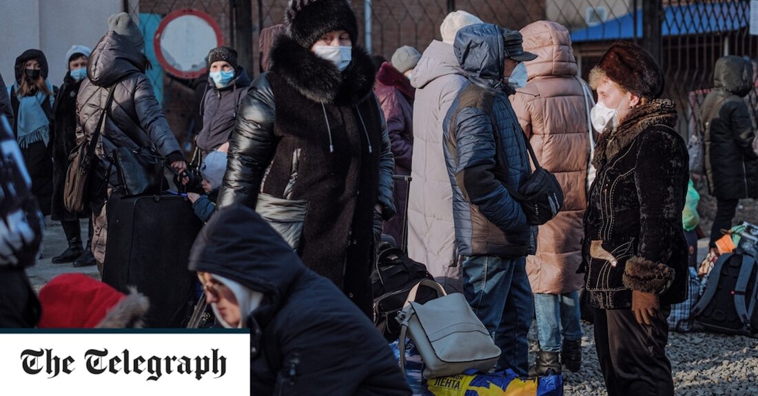 Frauen zerrten kleine Kinder am Arm, als sie am Sonntag in der russischen Stadt Taganrog zu einem Zug aus dem Bahnhof rannten. Wenn sie desorientierter und verzweifelter aussahen als gewöhnliche Reisende, dann aus gutem Grund: Auf den Abfahrtstafeln war nicht angegeben, wohin der Zug fuhr. „Wir haben keine Ahnung, wohin wir fahren“, sagte Viktoria, eine Frau mittleren Alters mit einem großen Koffer, dem Telegraph, als sie nervös zu einer Kutsche rannte. Von Russland unterstützte Separatisten haben in den letzten 48 Stunden Tausende von Menschen aus der Ostukraine transportiert und eine Massenevakuierung wegen einer bevorstehenden Offensive der ukrainischen Regierung inszeniert, deren &hellip;