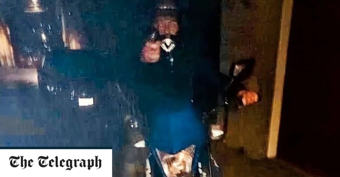 Das letzte, was Paula Ruiz tat, bevor sie von der Kugel eines Schützen aus nächster Nähe tödlich in die Brust getroffen wurde, war, mit ihrem Handy ein Foto von ihrem Mörder zu machen, der auf sie zielte. Die 41-jährige Mutter von vier Kindern starb Stunden später im Krankenhaus, aber dank ihrer Aktionen konnte die Polizei das Foto verwenden, um ihren mutmaßlichen Mörder zu identifizieren. Es führte zur Festnahme von drei einheimischen Männern und einer Frau, denen Mord, Raub, illegaler Waffenbesitz und Drogendelikte vorgeworfen wurden. Ruiz hatte ihren Arbeitsplatz, ein Hotel in der Stadt San Cristóbal de las Casas im Bundesstaat &hellip;