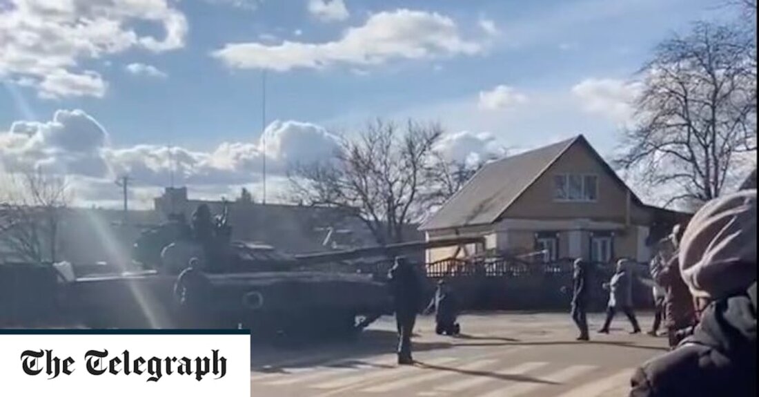 Ukrainekrieg &#8211; Sonderartikel Die Ukrainer zeigten ihren Mut, als sie versuchten, russische Panzer mit ihren eigenen Körpern am Vorrücken zu hindern, in Bildern, die an den Platz des Himmlischen Friedens erinnerten. Aufnahmen aus der nordöstlichen Stadt Bakhmach zeigen schreiende Männer, die sich mit erhobenen Armen in die Fahrspuren der Fahrzeuge werfen. An einer Stelle springt ein Mann, der auf der Vorderseite eines Panzers sitzt, davor herunter und bringt ihn zum Stehen, während er versucht, ihn mit bloßen Händen zurückzuschieben. Dann kniet er davor, bevor er gerade noch rechtzeitig aus dem Weg springt, während der Panzer beschleunigt und eine Rauchfahne hinterlässt. &hellip;