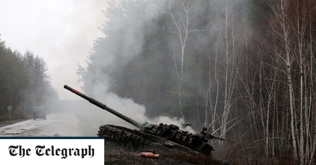 Ukrainekrieg &#8211; Sonderartikel Ein ukrainischer Traktor wurde beim Abschleppen eines russischen Panzers gefilmt, was das Chaos untermauert, das die Invasion des Kremls bei seinem Nachbarn untermauert hat. Aufnahmen, die in den sozialen Medien erschienen, scheinen zu zeigen, wie der Traktor entlang einer Strecke gezogen wird, während ein Mann daneben läuft. Es wurde vom ehemaligen britischen Verteidigungsminister Johnny Mercer auf Twitter geteilt. „Kein Experte, aber die Invasion scheint nicht besonders gut zu laufen.“ Es war nicht die erste Aufnahme eines notleidenden russischen Panzers. Es sind mehrere andere Clips aufgetaucht, die Tanks zeigen, die zum Stillstand kommen, nachdem ihnen der Treibstoff ausgegangen &hellip;