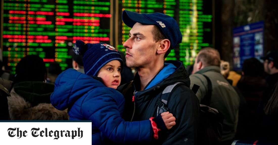 In den Filmen bedeutet das Reisen in ein Kriegsgebiet normalerweise das Herunterfahren von bombenübersäten Straßen oder das Einfliegen mit dem Hubschrauber. Um in den Krieg Russlands mit der Ukraine einzusteigen, können Sie jedoch einfach ein Ticket für den Lemberg-Kiew-Express kaufen. Trotz der landesweiten Kämpfe fährt der reguläre Zug, der Lemberg im Westen mit dem weiter östlich gelegenen Kiew verbindet, immer noch täglich. Der einzige Unterschied besteht darin, dass der Zug normalerweise in beide Richtungen ausgelastet ist, heute jedoch nur der Zug in Richtung Westen voll ist und die vor dem Konflikt fliehenden Ukrainer zur polnischen Grenze bringt. Der Weg nach &hellip;