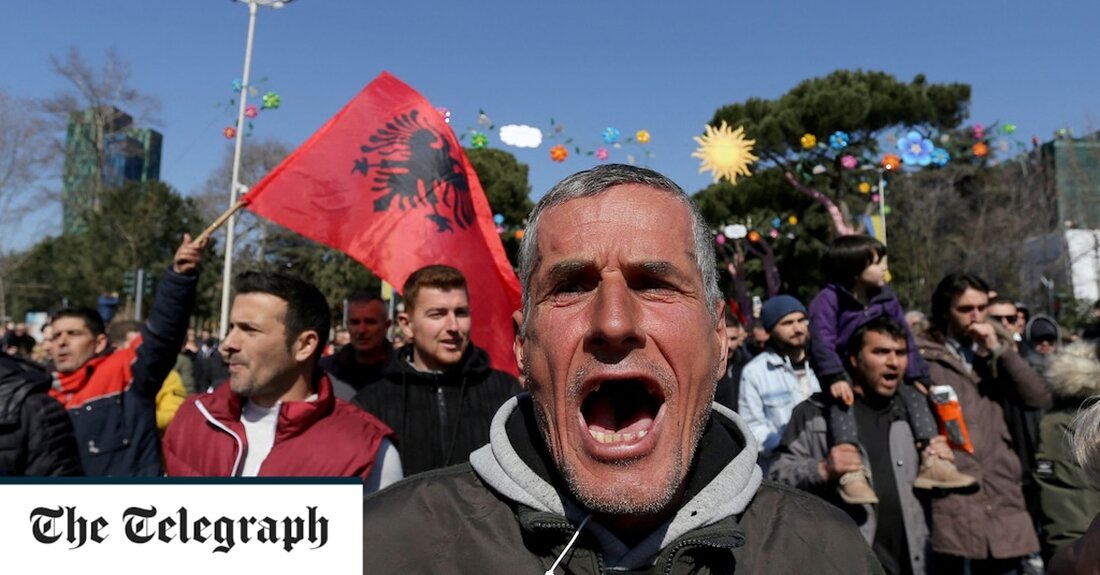 In Albanien sind Massenproteste aus Angst vor Stromausfällen und Nahrungsmittelknappheit ausgebrochen, da der ehemals kommunistische Staat als erster unter den wirtschaftlichen Verwüstungen des Krieges in der Ukraine zusammenbricht. Die Benzinpreise sind mit 1,74 £ pro Liter die höchsten in Europa und steigen täglich in einem der ärmsten Länder des Kontinents, wo der Mindestlohn nur 209 £ pro Monat beträgt. Edi Rama, der Premierminister, hat auf Demonstranten eingeschlagen und gesagt, „gegen die Folgen des Krieges in der Ukraine zu protestieren“ sei „eine nationale Schande“ für das Nato-Mitglied. Proteste, die Steuersenkungen forderten, breiteten sich landesweit über fünf aufeinanderfolgende Demonstrationstage in der Hauptstadt &hellip;