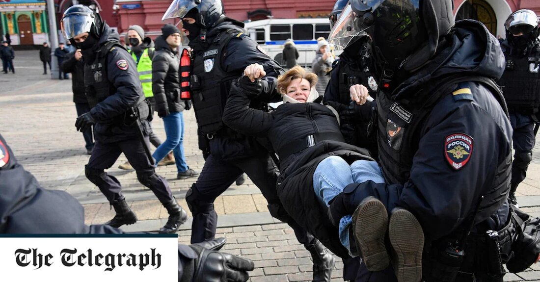 Befürworter des Krieges zielen auf diejenigen ab, die sich der Invasion widersetzen, indem sie den Buchstaben Z auf ihre Häuser schmieren, das Sammelsymbol für Anhänger von Wladimir Putin. Ein Jugendaktivist, der Proteste in Moskau und St. Petersburg geplant hatte, ließ das Symbol am Wochenende an die Tür seines Hauses kritzeln. „Ich habe das gerade an meiner Tür gesehen“, sagte Gleb Kondartijew auf Twitter und bezog sich dabei auf das Z, das nach dem Einbruch auf seine Moskauer Wohnungstür gemalt war. &#8222;Ich habe große Angst. Einige Drecksack-Nazis sind hinter mir her.&#8220; Herr Kondartijew ist Aktivist bei „Spring“, einer relativ kleinen Antikriegs-Jugendbewegung. &hellip;