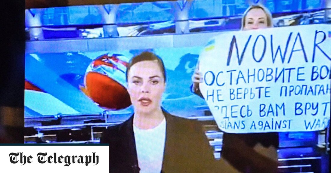 Ein Demonstrant gegen den Krieg in der Ukraine unterbrach eine Live-Übertragung im russischen Staatsfernsehen und sagte dem Publikum: &#8222;Sie lügen dich an.&#8220; Die Frau betrat das Studio während der meistgesehenen Abendnachrichtensendung Russlands, hielt ein Plakat mit der Aufschrift „Kein Krieg“ hoch und verurteilte Moskaus Militäraktion in der Ukraine. Es war eine außergewöhnliche Sicherheitsverletzung des streng kontrollierten staatlichen Senders Channel One während seiner Flaggschiff-Show um 21 Uhr, die von Millionen gesehen wurde. Das staatliche Fernsehen ist die Hauptnachrichtenquelle für viele Millionen Russen und folgt genau der Kreml-Linie, dass Russland gezwungen war, in der Ukraine zu handeln, um das Land zu entmilitarisieren &hellip;