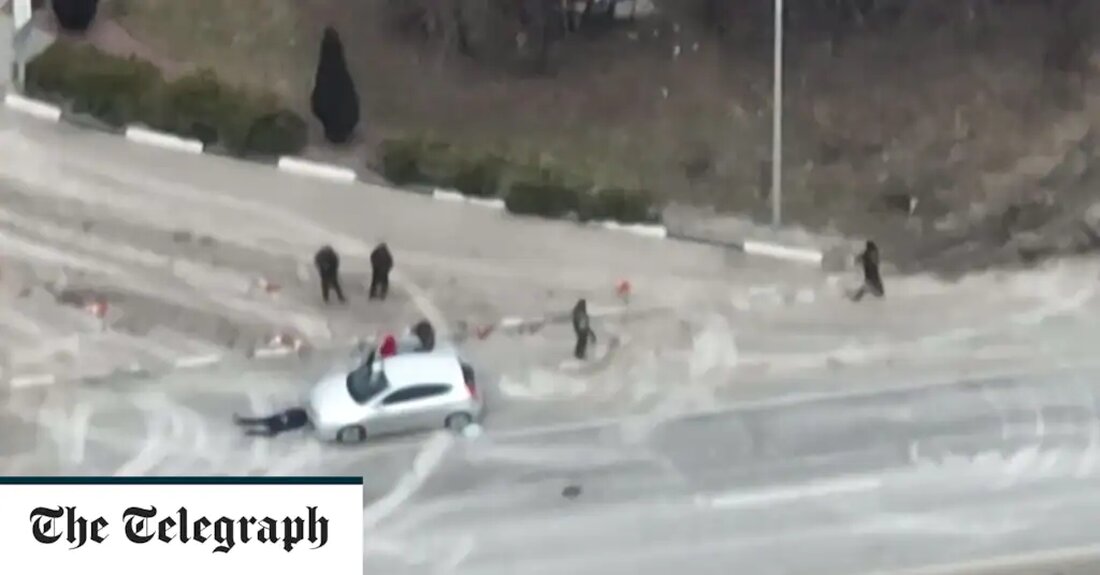 Drohnenaufnahmen scheinen einen zivilen Autofahrer zu zeigen, der von russischen Soldaten kurz vor Kiew erschossen wurde, nachdem er aus seinem Auto gestiegen war und die Hände hochgehoben hatte. Das schockierende Video wurde dem deutschen öffentlich-rechtlichen Sender ZDF zur Verfügung gestellt. Die Bilder seien von einer Überwachungsdrohne des ukrainischen Militärs aufgenommen worden. Der Vorfall ereignete sich wenige Kilometer westlich von Kiew auf der Schnellstraße E40, hieß es. https://twitter.com/ZDFfrontal/status/1503751916395843593 Das Video beginnt kurz nach 14 Uhr am 7. März. Es zeigt einen russischen Panzer, der direkt an der Straße neben einer Tankstelle geparkt ist, und zivile Autos, die verzweifelt umkehren, wenn die &hellip;