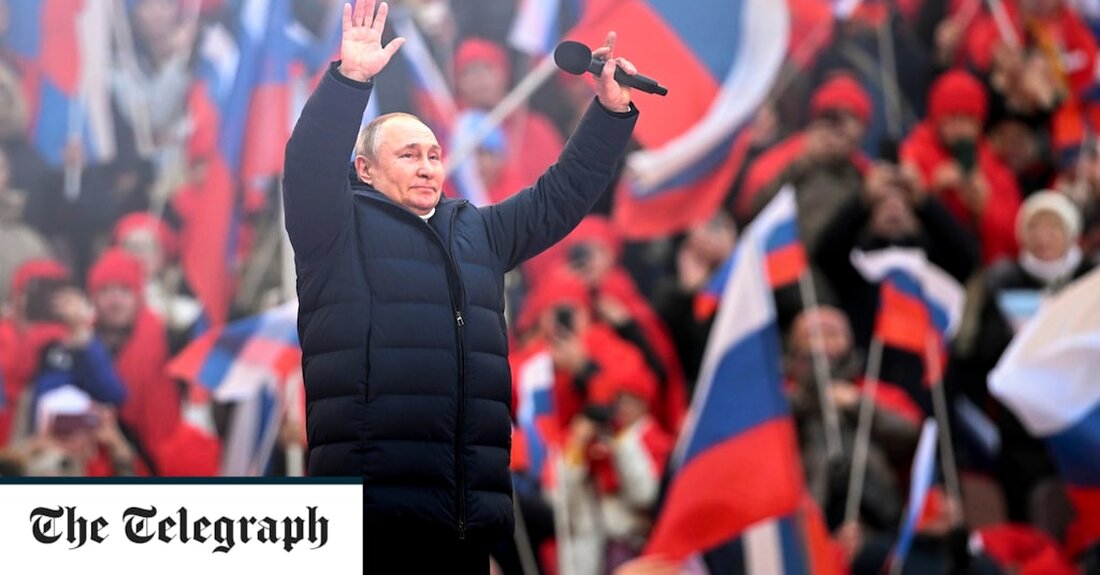 Ukrainekrieg &#8211; Sonderartikel Das russische Staatsfernsehen unterbrach die Rede von Präsident Wladimir Putin mitten im Satz, als er am Freitag im Rahmen des Jahrestages der Annexion der ukrainischen Krim vor Zehntausenden von fahnenschwenkenden Anhängern im Moskauer Fußballstadion sprach. Als der russische Führer sich an die Menschenmenge wandte, schaltete das Staatsfernsehen um und zeigte einen vorab aufgezeichneten Clip von Musikern, die patriotische Musik spielen. Putin wurde mitten im Satz unterbrochen, als er sagte: &#8222;Zufällig fiel der Beginn der Operation zufällig mit dem Geburtstag eines unserer herausragenden Militärs zusammen &#8230;&#8220;. Hier ist ein Video von Putin, der plötzlich mitten im Satz verschwindet. &hellip;