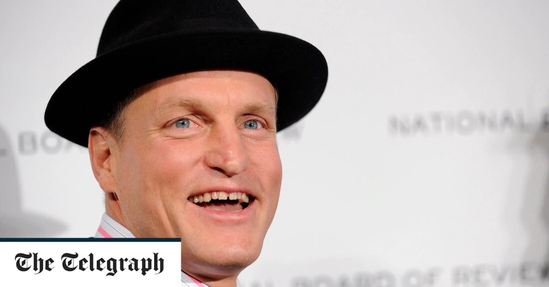 Woody Harrelson hat ein Gedicht für sein Baby-Doppelgänger geschrieben, nachdem ihre Mutter das Aussehen des Kindes berühmt gemacht hat. Dani Grier Mulvenna aus Nordirland teilte auf Twitter ein Foto ihrer kleinen Tochter Cora und bemerkte, wie sehr ihre neun Monate alte Tochter dem Hollywoodstar ähnelte. Der True Detective-Schauspieler reagierte auf den viralen Social-Media-Beitrag, schrieb einen Lobgesang auf seinen kleinen Doppelgänger und erklärte, dass er im Vergleich zu dem kleinen Mädchen „geschmeichelt“ sei. Der 61-jährige glatzköpfige Schauspieler schrieb auf Instagram: Anerkennung: Instagram/Woody Harrelson Frau Mulvenna hatte ursprünglich ein Bild ihres jungen Mädchens gepostet, das grinste, neben einem Standbild von Harrelson aus &hellip;