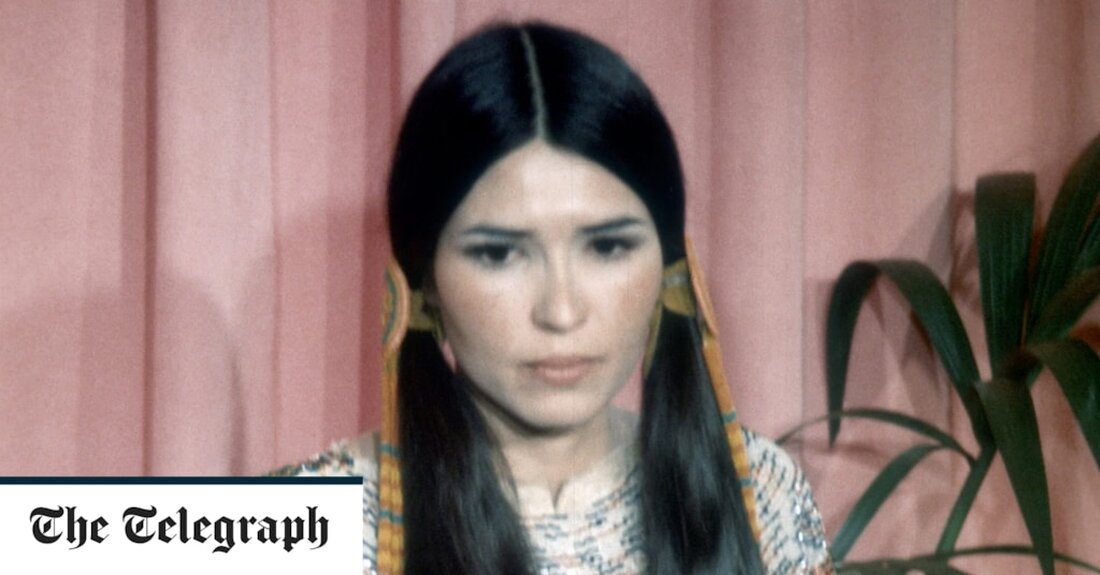 Fast 50 Jahre nachdem Sacheen Littlefeather im Namen von Marlon Brando auf der Bühne der Oscar-Verleihung stand, um über die Darstellung von amerikanischen Ureinwohnern in Hollywood-Filmen zu sprechen, entschuldigte sich die Academy of Motion Pictures Arts and Sciences bei ihr für den Missbrauch, den sie erlitten hatte. Das Academy Museum of Motion Pictures gab am Montag bekannt, dass es Frau Littlefeather, jetzt 75, am 17. September zu einem Abend voller „Gespräche, Heilung und Feiern“ empfangen wird. Als Herr Brando als bester Schauspieler für „Der Pate“ ausgezeichnet wurde, betrat Frau Littlefeather, die ein Wildlederkleid und Mokassins trug, die Bühne und wurde &hellip;