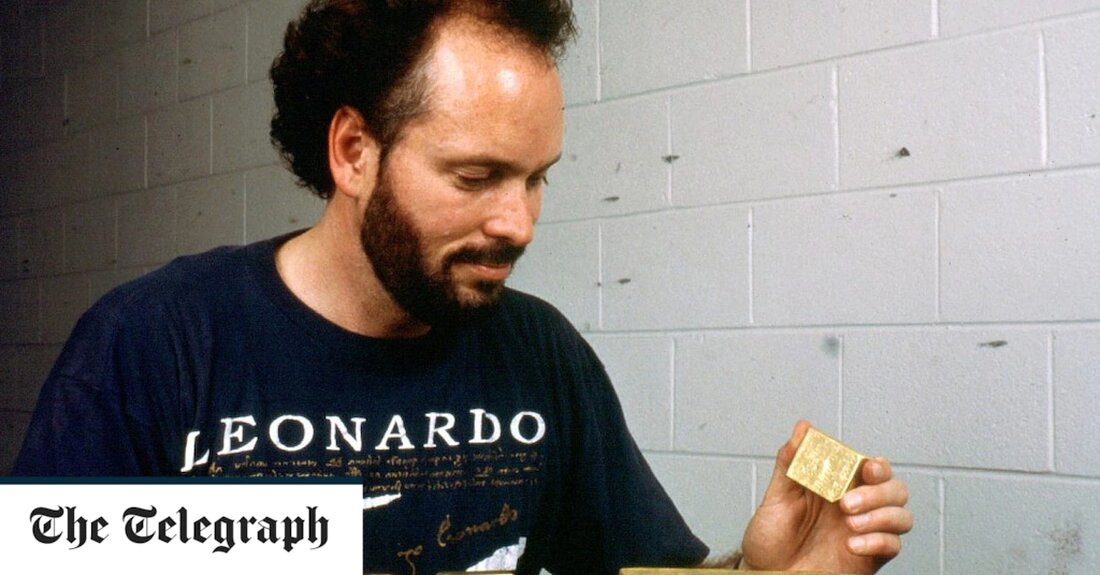 Artefakte, die aus einem 165 Jahre alten Schiffswrack geborgen wurden, haben sich auf eine Reise durch die USA begeben, während der Mann, der sie entdeckt hat, im Gefängnis schmachtet. Tommy Thompson wird in Michigan hinter Gittern bleiben, bis er den Verbleib der 500 Goldmünzen preisgibt, die er von der SS Central America geborgen hat, die 1857 vor der Küste von North Carolina sank. Für seine Anhänger ist der 70-Jährige ein unerschrockener Tiefseeforscher, dessen tollkühne Heldentat die Geheimnisse des sogenannten „Goldschiffs“ enthüllte. Aber für die Behörden und die Investoren, die Millionen von Dollar investierten, ist er kaum mehr als ein Betrüger. &hellip;