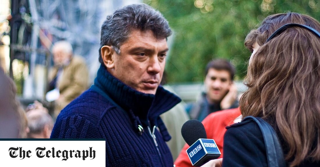 Ein russischer Oppositionsführer und ehemaliger Rivale von Wladimir Putin wurde in den Monaten vor seiner Ermordung von einem FSB-Hitkommando verfolgt, wie eine neue Untersuchung ergab. Boris Nemzow, einst als potenzieller Nachfolger von Boris Jelstin gehandelt, war Putins gefährlichster russischer Gegenspieler, bis er 2015 im Zentrum Moskaus erschossen wurde. Fünf tschetschenische Männer wurden wegen seines Mordes inhaftiert, aber eine neue Untersuchung der BBC, Bellingcat und The Insider hat Zweifel an ihrer Schuld aufkommen lassen. Es stellte sich heraus, dass Nemtsov von Mitgliedern desselben FSB-Mordkommandos verfolgt wurde, das Alexei Nawalny fast ein Jahr lang vor seinem Tod vergiftete. Nemzow war in den &hellip;