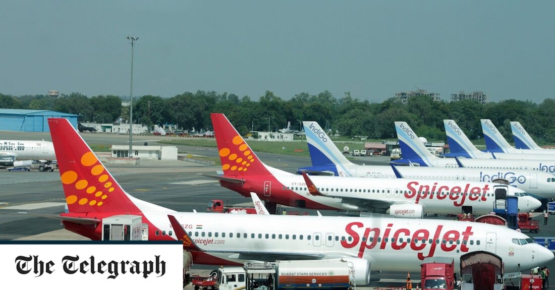 Zwei indische Piloten wurden suspendiert, nachdem sie ein Cockpit-Foto während des Fluges veröffentlicht hatten, das eine offene Kaffeetasse zeigt, die auf den Kontrollen eines Verkehrsflugzeugs balanciert. Der Vorfall ereignete sich Berichten zufolge Anfang März auf einem SpiceJet-Flug von Delhi in die nordöstliche Stadt Guwahati, während das Flugzeug in einer Höhe von 37.000 Fuß flog. Auf dem Bild ist die offene Kaffeetasse auf dem Kraftstoffabschalthebel zu sehen, in der Nähe anderer wichtiger Bedienelemente, einschließlich der Drosselklappen. Es wird angenommen, dass die Piloten das Foto gemacht haben, um ihnen zu zeigen, wie sie Samosas und Kaffee genießen, um das hinduistische Holi-Fest zu &hellip;