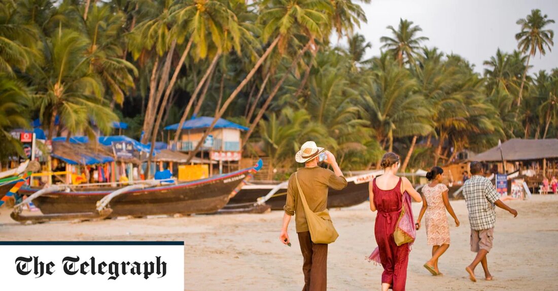 Eine britische Touristin wurde angeblich letzte Woche an einem Strand in Indien von einem Mann sexuell angegriffen, der ihr eine Schlammmassage anbot, als sie sich im westlichen Bundesstaat Goa am Wasser entspannte. Die 42-jährige Frau saß allein am abgelegenen Sweet Water Lake am Paliem Beach in Goa, der bei Touristen für „reinigende Schlammbäder“ beliebt ist und als Entgiftungstherapie zum Stressabbau angepriesen wird. Sie wurde von einem Anwohner – identifiziert als der 32-jährige Joel D’Souza – unter dem Vorwand, ihr ein Schlammbad zu geben, angesprochen, der sie dann aber sexuell missbrauchte, wie es heißt. „Das Opfer war allein am Strand und &hellip;