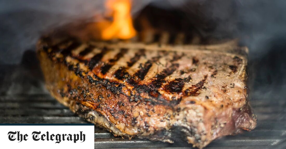 Man muss nicht grillen, um seine „Männlichkeit“ zu beweisen, hat ein führender grüner Abgeordneter französischen Männern gesagt und argumentiert, dass ihre fleischige Ernährung 40 Prozent mehr Treibhausgase ausstößt als die von Frauen. Während einer Diskussion darüber, wie man die notorisch fleischfressenden Franzosen dazu bringen kann, weniger Fleisch zu essen und zu produzieren, sagte Sandrine Rousseau dem Podium: „Wir müssen die Mentalitäten ändern, damit das Essen eines auf dem Grill gekochten Entrecote nicht länger als Symbol für Männlichkeit angesehen wird.“ Die Bemerkung wurde sofort von politischen Gegnern angeprangert, wobei der rechtsgerichtete Abgeordnete Eric Ciotti twitterte: „Der Höhepunkt des Grotesken. Stoppt diesen &hellip;