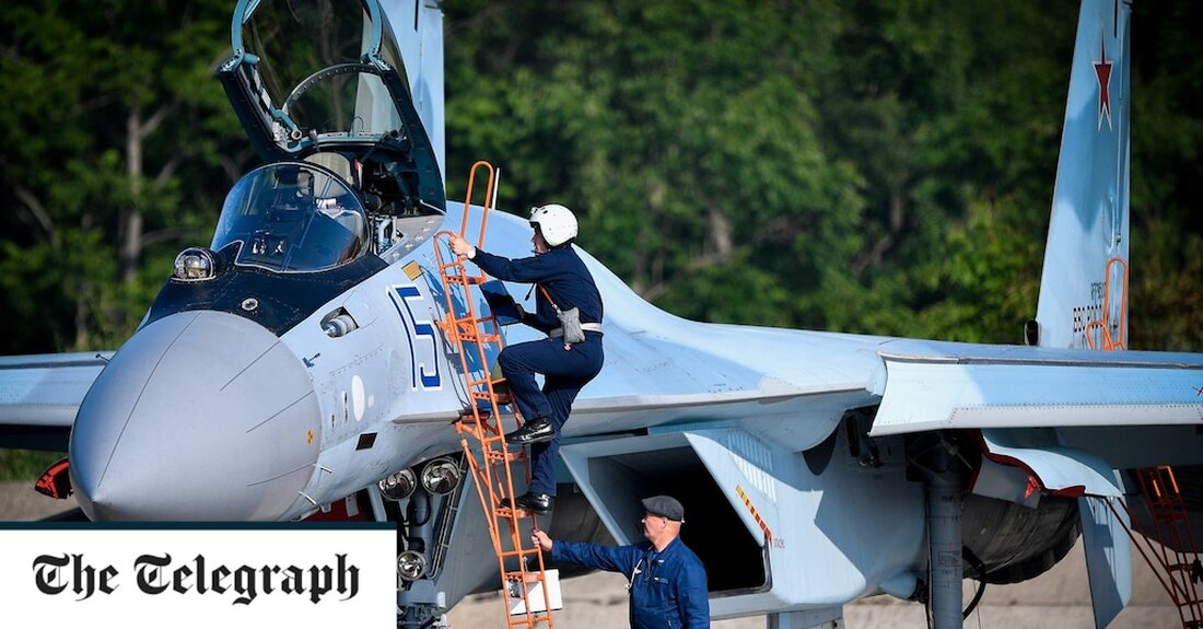 Die russische Luftwaffe erlitt am Samstag den schlimmsten Verlusttag seit 14 Monaten, nachdem zwei Kampfflugzeuge und zwei Hubschrauber unter mysteriösen Umständen abgestürzt waren. Russische Telegram-Kanäle aktualisierten ständig die Liste der Flugzeugabstürze in der russischen Region Brjansk nahe der Grenze zur Ukraine. Das russische Verteidigungsministerium äußerte sich zunächst nicht zu den Unfällen, von denen mehrere von der Kamera gefilmt wurden. Da es keine offizielle Erklärung für die Abstürze gab, spekulierten Luftfahrtanalysten und russische Militärblogger, dass sie entweder durch freundliches Feuer oder ukrainische Luftabwehrraketen zum Absturz gebracht oder bei einem von der Ukraine gelegten Luftangriff aus dem Himmel geschossen worden seien. Einige &hellip;