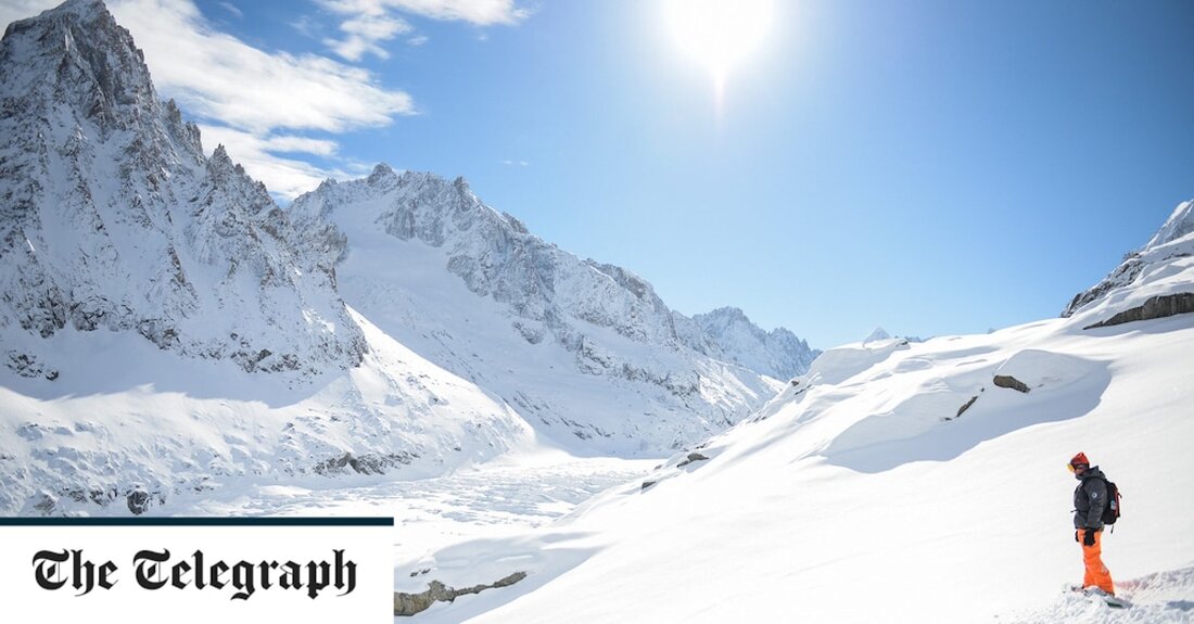 Eine Britin ist gestorben, nachdem sie bei einer Wanderung mit zwei anderen Personen auf dem Mont Blanc von einer Lawine erfasst worden war, teilten Rettungsdienste am Sonntag mit. Der Unfall ereignete sich am Samstag auf dem Argentiere-Gletscher, einem der größten Gletscher des Mont-Blanc-Gebirges. Der Mont Blanc, mit 4.800 Metern der höchste Berg Westeuropas, zieht jedes Jahr 20.000 Wanderer und Skifahrer an. Die 45-Jährige wurde unter dem Schnee begraben gefunden, und Rettungsdienste kamen zu spät, um sie zu retten. Die Polizei hat eine Untersuchung des Unfalls und eine Obduktion angeordnet. Die beiden anderen Wanderer blieben unverletzt, teilten die Behörden mit. Die &hellip;