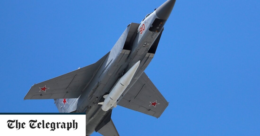 Russland hat nach Angaben des Verteidigungsministeriums zum ersten Mal luftgestützte Hyperschallraketen auf einem Stützpunkt in Weißrussland stationiert. In seinem täglichen Update zum Ukraine-Krieg am Dienstag teilte das Verteidigungsministerium ein Satellitenbild mit, das zwei russische Kampfflugzeuge sowie einen gut geschützten Container zeigte, von dem angenommen wird, dass er Raketen lagert. Das Bild, das am 18. Oktober aufgenommen wurde, zeigt, was MoD-Analysten für MiG-31K-Jets halten, sowie einen möglichen Kanister mit Kinzhal-Hyperschallraketen auf dem Flugplatz Machulishchy, etwas außerhalb von Minsk. „Russland hat diese Waffen während des Ukraine-Krieges gelegentlich eingesetzt, aber die Bestände sind wahrscheinlich sehr begrenzt“, sagte das Verteidigungsministerium. Die MiG-31K wurde speziell &hellip;