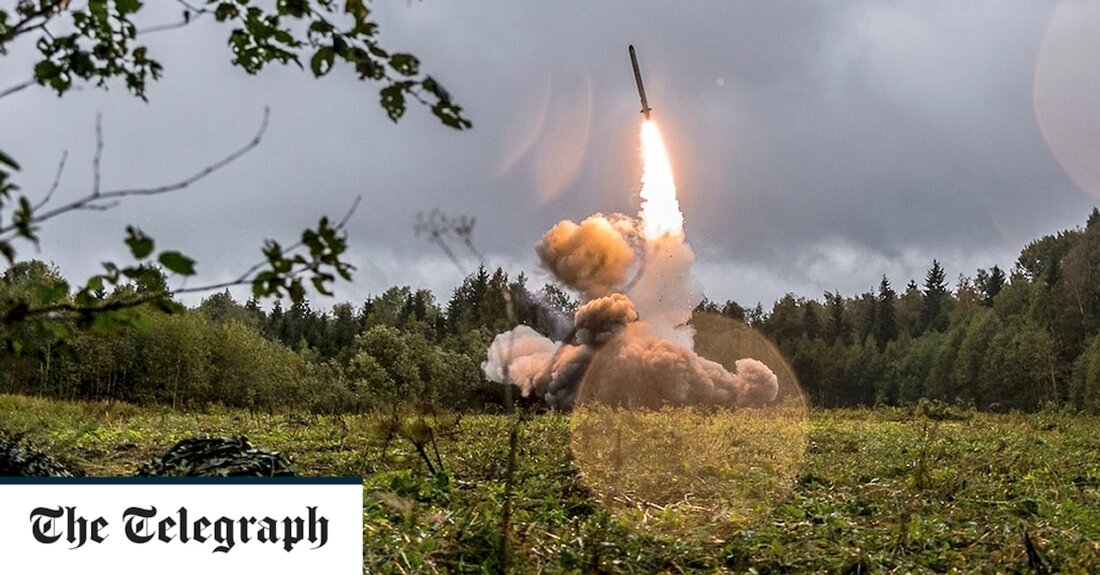 Ukrainekrieg &#8211; Sonderartikel Russland hat sein nukleares Arsenal seit dem Kalten Krieg zwar drastisch reduziert, aber Wladimir Putin kann sich immer noch des größten Atomwaffenarsenals der Welt rühmen. Der russische Präsident hat letzte Woche seine Nuklearstreitkräfte in höchste Alarmbereitschaft versetzt und Befürchtungen geschürt, dass der Krieg in der Ukraine mit schrecklichen Folgen eskalieren könnte. Seine Truppen griffen am Donnerstag auch ein Kernkraftwerk in der Ukraine an und entfachten ein Feuer in der Nähe eines der Reaktoren des Kraftwerks. Putin hatte bereits das Gespenst eines Atomkriegs heraufbeschworen, nachdem er den Westen an Russlands mächtiges Arsenal erinnert hatte, als er seine Absicht &hellip;