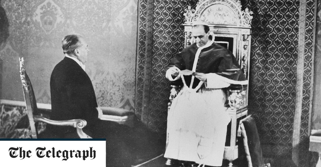 Ein Nazi-Prinz, der ein Nachkomme von Königin Victoria war, führte geheime Gespräche mit dem Vatikan im Auftrag von Adolf Hitler, um ein Abkommen zu treffen, wonach der Heilige Stuhl über die Verfolgung der Juden schweigt, behauptet ein neues Buch. Im Gegenzug versprach das NS-Regime, seine Kampagne zur Beschlagnahmung des Vermögens der katholischen Kirche in Deutschland und zur Einschränkung der Religionsfreiheit zu beenden. Hitler hatte katholische Schulen durch staatliche Schulen ersetzt, christliche Lehren durch Nazilehre ersetzt und religiöse Einrichtungen in Deutschland und Österreich geschlossen. Die Behauptungen eines schmutzigen Deals verleihen Kritikern weiteres Gewicht, die Papst Pius XII. – der 1939 gewählt &hellip;