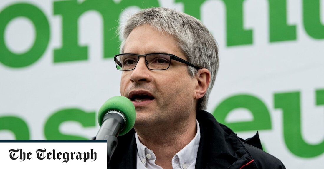 Frankreich steht unter dem Druck, künftige Sanktionen der Europäischen Union gegen die russische Atomindustrie zu unterstützen, da Deutschland einer wachsenden Koalition beigetreten ist, um den Sektor mit Strafmaßnahmen zu treffen. Polen, Estland, Lettland und Litauen drängen bereits auf ukrainische Pläne, die russischen Energiesanktionen zu verschärfen, um weiteren Druck auf den russischen Präsidenten Wladimir Putin auszuüben. Die EU hat den Import von russischem Öl, Gas und Kohle schrittweise eingestellt, aber die Nuklearindustrie des Landes bleibt weitgehend unberührt. Während Ungarn sich lautstark gegen solche Sanktionen ausgesprochen hat, da es einen neuen Kernreaktor baut, der durch ein russisches Darlehen finanziert wird, ist Frankreich &hellip;