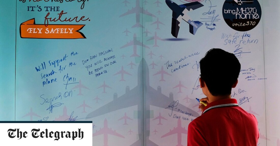 Ein Pilot des zum Scheitern verurteilten MH370-Flugs senkte wahrscheinlich das Fahrwerk des Flugzeugs, kurz bevor es in den Indischen Ozean stürzte, laut neuen Beweisen, die darauf hindeuten, dass es sich um einen vorsätzlichen Massenmord gehandelt haben könnte. Die Boeing 777 der Malaysian Airlines mit 239 Menschen an Bord ließ am 8. Das Flugzeug machte eine unerklärliche Kehrtwendung von seiner geplanten Flugbahn und flog zurück über die malaiische Halbinsel und die Straße von Malakka, bevor es verschwand. Die Leichen der an Bord befindlichen Personen wurden nie gefunden. Es wurden nur wenige nützliche physische Beweise gefunden, um zu beweisen, was passiert ist, &hellip;