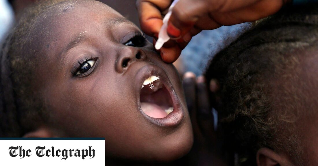 Mosambik hat seinen ersten Fall von wilder Polio seit drei Jahrzehnten gemeldet, was der zweite importierte Fall des lähmenden Virus im südlichen Afrika in diesem Jahr ist. Ein namenloses Kind in der nordöstlichen Tete-Region litt Ende März an einer Lähmung durch das Poliovirus, teilte die Weltgesundheitsorganisation mit. Genetische Analysen haben gezeigt, dass der neu bestätigte Fall mit einem Stamm in Verbindung steht, der 2019 in Pakistan im Umlauf war, was einen ähnlichen Fall widerspiegelt, der Anfang dieses Jahres in Malawi gemeldet wurde. Ein globales Ausrottungsprogramm, das sich über mehr als drei Jahrzehnte erstreckt, hat das Virus an den Rand der &hellip;