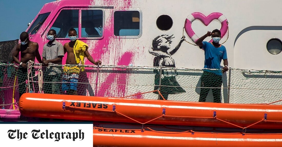 Ein von Banksy finanziertes humanitäres Schiff wurde von italienischen Behörden festgenommen, nachdem seine Besatzung beschuldigt wurde, gegen neue Regeln zur Rettung von Migranten im Mittelmeer verstoßen zu haben. Das Rettungsschiff, das rosa gestrichen und nach einer französischen feministischen Archivarin MV Louise Michel benannt ist, zeigt Banksy-Kunstwerke, die ein Mädchen in einer Schwimmweste darstellen, das eine rosafarbene Sicherheitsboje in Form eines Herzens ergreift. Es fährt jetzt unter deutscher Flagge und ist eines von mehreren NGO-Schiffen, die Bootsladungen von Einwanderern und Flüchtlingen retten, die versuchen, Italien aus Tunesien und Libyen zu erreichen. Aber es wurde jetzt auf der Insel Lampedusa beschlagnahmt, nachdem &hellip;