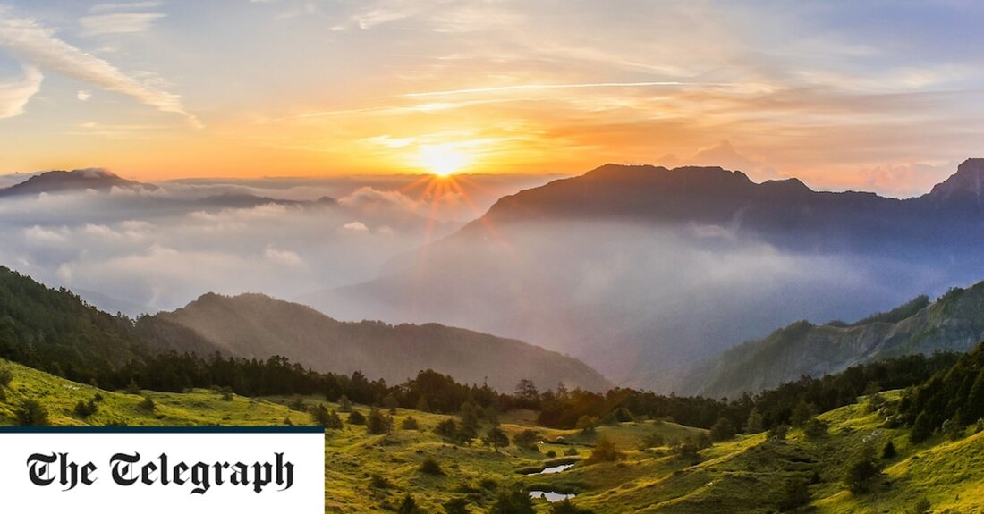 Taiwan plant die Einführung von Bargeldanreizen, um ausländische Reisende zurück zu seinen tropischen Stränden und hohen Bergketten zu locken, während es versucht, seine Tourismusindustrie nach langen pandemischen Grenzschließungen anzukurbeln. Die ostasiatische Insel hofft, dass das Angebot von 137 £ für 500.000 Individualtouristen und Zulagen von bis zu 547 £ für 90.000 Reisegruppen dazu beitragen wird, ihr Ziel zu erreichen, dieses Jahr wieder sechs Millionen Touristen willkommen zu heißen. Die Zulage wird zur Deckung der Kosten einschließlich Verpflegung und Unterkunft zur Verfügung gestellt und soll Besucher aus Schlüsselmärkten wie Japan, Südkorea, Südostasien, Hongkong und Macao sowie Europa und Amerika anziehen. „Das &hellip;